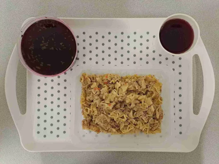 Obiad: dieta podstawowa
kompot owocowy b/c 250ml, barszcz czerwony z ziemniakami 400 ml (mleko, seler), łazanki z mięsem wieprzowym i kapustą 350 g (jaja, gluten) Obiad: dieta podstawowa
kompot owocowy b/c 250ml, barszcz czerwony z ziemniakami 400 ml (mleko, seler), łazanki z mięsem wieprzowym i kapustą 350 g (jaja, gluten)