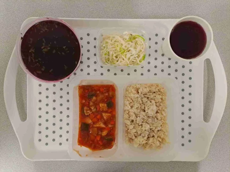 Obiad: dieta z ograniczeniem łatwoprzyswajalnych węglowodanów
kompot owocowy b/c 250ml, barszcz czerwony z ziemniakami 400 ml (mleko, seler), potrawka drobiowa 150 g (gluten), ryż brązowy 200g, surówka z selera i pora 150 g (seler, mleko) Obiad: dieta z ograniczeniem łatwoprzyswajalnych węglowodanów
kompot owocowy b/c 250ml, barszcz czerwony z ziemniakami 400 ml (mleko, seler), potrawka drobiowa 150 g (gluten), ryż brązowy 200g, surówka z selera i pora 150 g (seler, mleko)