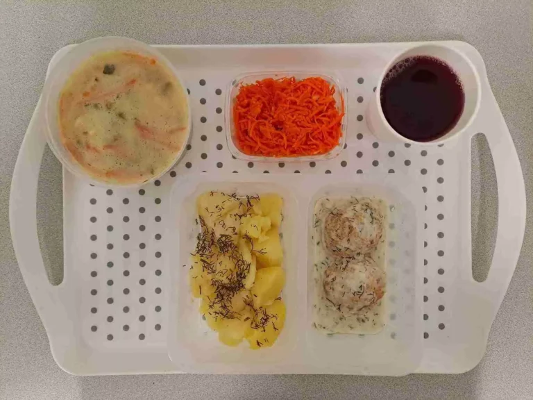 Obiad: dieta z ograniczeniem łatwoprzyswajalnych węglowodanów
kompot owocowy b/c 250 ml, zupa wielowarzywna z kaszą pęczak 400ml (seler, gluten, mleko), klopsiki drobiowe gotowane 80 g (gluten, jaja, mleko), sos koperkowy 50 ml (gluten, mleko), ziemniaki gotowane 200 g, surówka z marchwi i jabłka 150 g Obiad: dieta z ograniczeniem łatwoprzyswajalnych węglowodanów
kompot owocowy b/c 250 ml, zupa wielowarzywna z kaszą pęczak 400ml (seler, gluten, mleko), klopsiki drobiowe gotowane 80 g (gluten, jaja, mleko), sos koperkowy 50 ml (gluten, mleko), ziemniaki gotowane 200 g, surówka z marchwi i jabłka 150 g