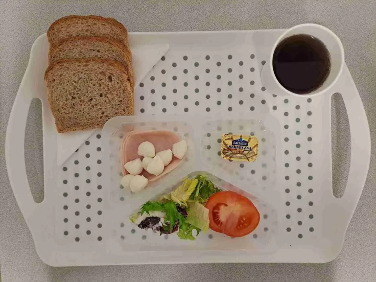 Śniadanie: dieta z ograniczeniem łatwoprzyswajalnych węglowodanów
herbata czarna b/c -250ml, chleb graham - 100g (gluten, sezam), margaryna 60% tł -10g, ser mozzarella 30 g (mleko), wędlina z kurczaka 40 g (soja), mix sałat 20 g, pomidor 80 g Śniadanie: dieta z ograniczeniem łatwoprzyswajalnych węglowodanów
herbata czarna b/c -250ml, chleb graham - 100g (gluten, sezam), margaryna 60% tł -10g, ser mozzarella 30 g (mleko), wędlina z kurczaka 40 g (soja), mix sałat 20 g, pomidor 80 g