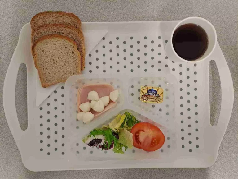 Śniadanie: dieta podstawowa
herbata czarna b/c -250ml, chleb graham - 70g (gluten, sezam), chleb pszenny – 30 (gluten), margaryna 60% tł -10g, ser mozzarella 30 g (mleko), wędlina z kurczaka 40 g (soja), mix sałat 20 g, pomidor 80 g Śniadanie: dieta podstawowa
herbata czarna b/c -250ml, chleb graham - 70g (gluten, sezam), chleb pszenny – 30 (gluten), margaryna 60% tł -10g, ser mozzarella 30 g (mleko), wędlina z kurczaka 40 g (soja), mix sałat 20 g, pomidor 80 g