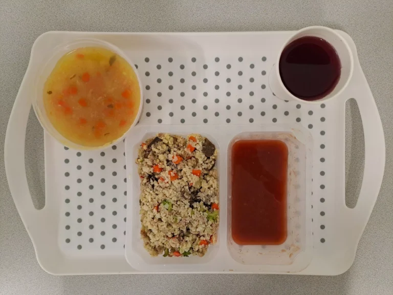 Obiad, dieta z ograniczeniem łatwo przyswajalnych węglowodanów: kompot owocowy b/c 250 ml, selerowa z ziemniakami 400 ml (seler, mleko), risotto z brązowego ryżu z warzywami z mięsem wieprzowym 350 g (seler, soja), sos pomidorowy 80 ml (mleko, gluten) Obiad, dieta z ograniczeniem łatwo przyswajalnych węglowodanów: kompot owocowy b/c 250 ml, selerowa z ziemniakami 400 ml (seler, mleko), risotto z brązowego ryżu z warzywami z mięsem wieprzowym 350 g (seler, soja), sos pomidorowy 80 ml (mleko, gluten)