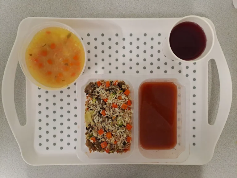 Obiad, dieta podstawowa: kompot owocowy b/c 250 ml, selerowa z ziemniakami 400 ml (seler, mleko), risotto z warzywami z mięsem wieprzowym 350 g (seler, soja), sos pomidorowy 80 ml (mleko, gluten) Obiad, dieta podstawowa: kompot owocowy b/c 250 ml, selerowa z ziemniakami 400 ml (seler, mleko), risotto z warzywami z mięsem wieprzowym 350 g (seler, soja), sos pomidorowy 80 ml (mleko, gluten)