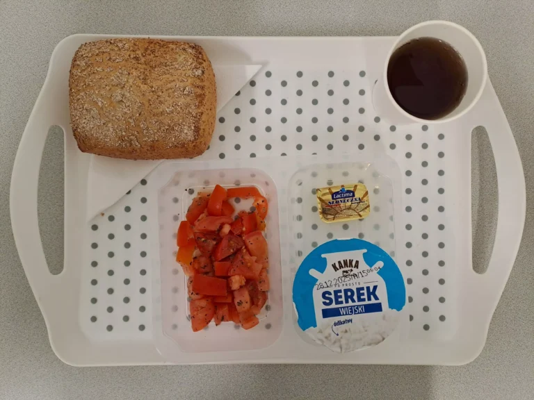 Śniadanie, dieta z ograniczeniem łatwo przyswajalnych węglowodanów: herbata czarna b/c -250ml, bułka graham-100g (gluten), margaryna 60% tł -10g, serek wiejski 200 g 1 szt. (mleko), sałatka z pomidorów i bazylii 100g Śniadanie, dieta z ograniczeniem łatwo przyswajalnych węglowodanów: herbata czarna b/c -250ml, bułka graham-100g (gluten), margaryna 60% tł -10g, serek wiejski 200 g 1 szt. (mleko), sałatka z pomidorów i bazylii 100g