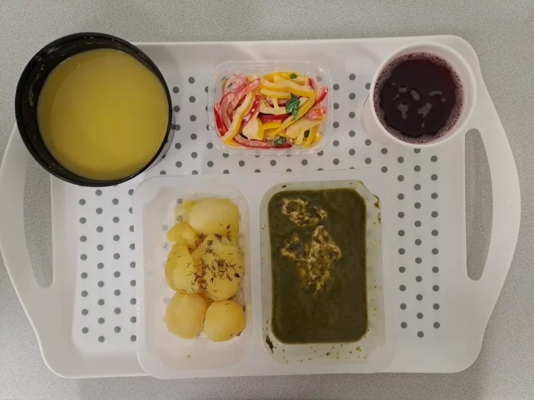 Obiad, dieta z ograniczeniem łatwo przyswajalnych węglowodanów: kompot owocowy b/c 250 ml, zupa krem z zielonego groszku z grzankami 400 ml (gluten, seler, mleko), filet z piersi kurczaka pieczony w marynacie jogurtowo – ziołowej 80 g(mleko), sos szpinakowy 80ml (gluten, mleko), ziemniaki gotowane z koperkiem 200 g, surówka z papryki 150 g (mleko) Obiad, dieta z ograniczeniem łatwo przyswajalnych węglowodanów: kompot owocowy b/c 250 ml, zupa krem z zielonego groszku z grzankami 400 ml (gluten, seler, mleko), filet z piersi kurczaka pieczony w marynacie jogurtowo – ziołowej 80 g(mleko), sos szpinakowy 80ml (gluten, mleko), ziemniaki gotowane z koperkiem 200 g, surówka z papryki 150 g (mleko)