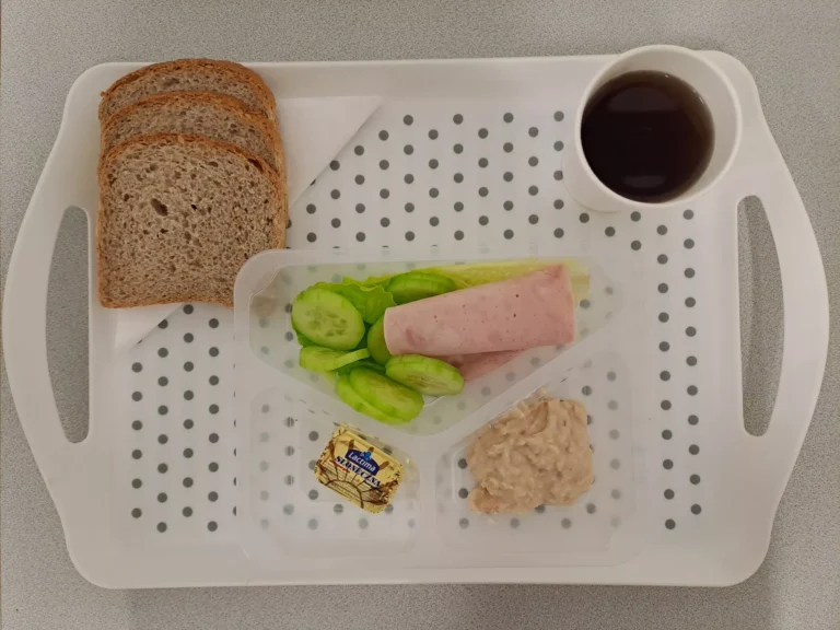 Śniadanie, dieta z ograniczeniem łatwo przyswajalnych węglowodanów: herbata czarna b/c -250ml, chleb graham - 100g (sezam, gluten), margaryna 60 % tł. 10 g, smalczyk z fasoli 50 g, szynka z indyka 40 g (soja), sałata rzymska 20g, ogórek świeży 80g Śniadanie, dieta z ograniczeniem łatwo przyswajalnych węglowodanów: herbata czarna b/c -250ml, chleb graham - 100g (sezam, gluten), margaryna 60 % tł. 10 g, smalczyk z fasoli 50 g, szynka z indyka 40 g (soja), sałata rzymska 20g, ogórek świeży 80g