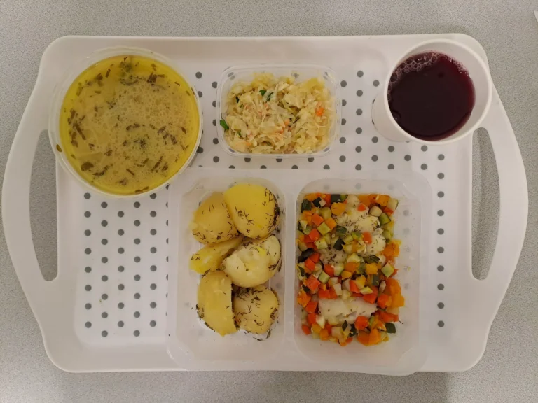 Obiad, dieta z ograniczeniem łatwo przyswajalnych węglowodanów: kompot owocowy b/c 250 ml, pieczarkowa z makaronem 400 ml (gluten, seler, jaja, mleko), miruna pieczona w warzywach (włoszczyzna, cukinia) 100 g (seler, ryba), ziemniaki gotowane z koperkiem 200g, surówka z kapusty kiszonej i marchewki 150 g
Obiad, dieta z ograniczeniem łatwo przyswajalnych węglowodanów: kompot owocowy b/c 250 ml, pieczarkowa z makaronem 400 ml (gluten, seler, jaja, mleko), miruna pieczona w warzywach (włoszczyzna, cukinia) 100 g (seler, ryba), ziemniaki gotowane z koperkiem 200g, surówka z kapusty kiszonej i marchewki 150 g