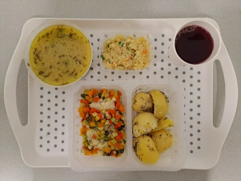 Obiad, dieta podstawowa: kompot owocowy b/c 250 ml, pieczarkowa z makaronem 400 ml (gluten, seler, jaja, mleko), miruna pieczona w warzywach (włoszczyzna, cukinia) 100 g (seler, ryba), ziemniaki gotowane z koperkiem 200g, surówka z kapusty kiszonej i marchewki 150 g Obiad, dieta podstawowa: kompot owocowy b/c 250 ml, pieczarkowa z makaronem 400 ml (gluten, seler, jaja, mleko), miruna pieczona w warzywach (włoszczyzna, cukinia) 100 g (seler, ryba), ziemniaki gotowane z koperkiem 200g, surówka z kapusty kiszonej i marchewki 150 g