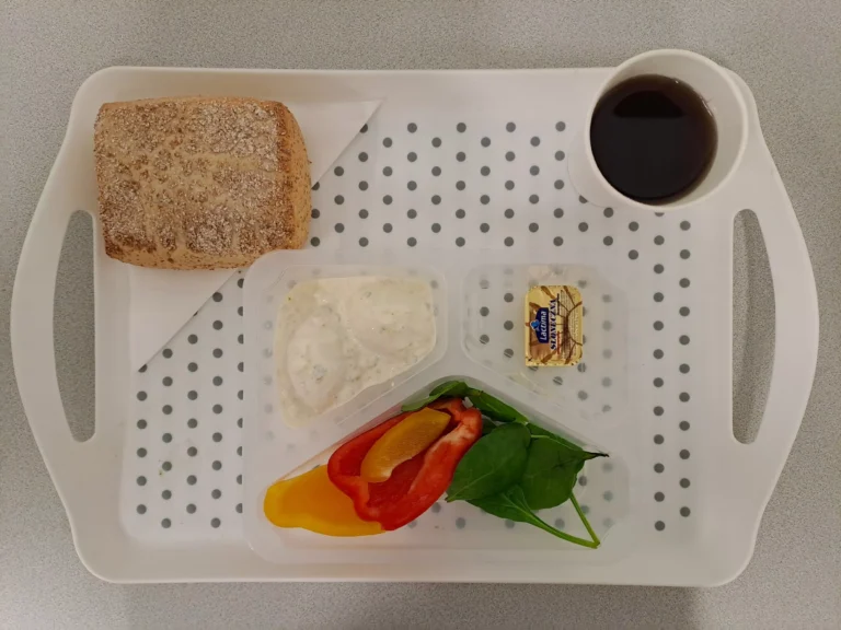 Śniadanie, dieta podstawowa: herbata czarna b/c-250ml, bułka graham-100g (gluten), margaryna 60% tł. -10 g, jajko gotowane 2 szt 100 g (jaja), sos tatarski 30 g (gorczyca, mleko), szpinak liście 10g, papryka świeża 80g Śniadanie, dieta podstawowa: herbata czarna b/c-250ml, bułka graham-100g (gluten), margaryna 60% tł. -10 g, jajko gotowane 2 szt 100 g (jaja), sos tatarski 30 g (gorczyca, mleko), szpinak liście 10g, papryka świeża 80g