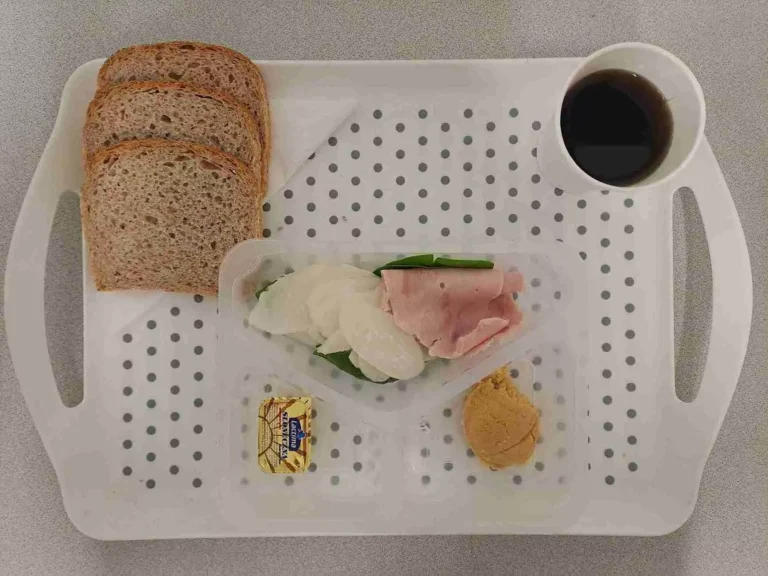 Śniadanie: dieta z ograniczeniem łatwoprzyswajalnych węglowodanów

herbata czarna b/c -250ml, chleb graham - 100g (gluten, sezam), margaryna 60% tł -10g, wędlina z kurczaka 30 g (soja), hummus 50 g (sezam), szpinak liście 10 g, rzodkiew biała 80 g