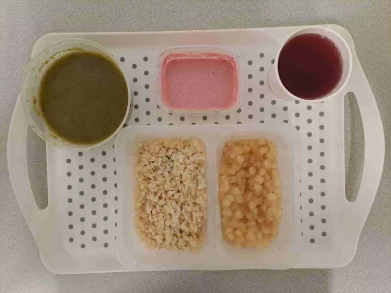 Obiad: dieta z ograniczeniem łatwoprzyswajalnych węglowodanów 

kompot owocowy b/c 250 ml, zupa krem z brokuła z groszkiem ptysiowym 400ml (mleko, seler, gluten), ryż brązowy zapiekany z jabłkami i cynamonem 350 g (mleko), mus truskawkowy z słodzikiem 100 ml (mleko)