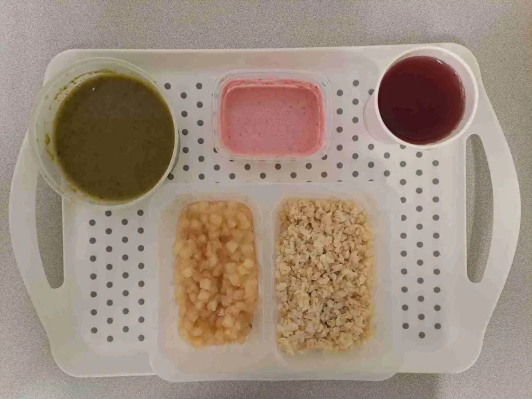 Obiad: dieta podstawowa

kompot owocowy b/c 250 ml, zupa krem z brokuła z groszkiem ptysiowym 400ml (mleko, seler, gluten), ryż brązowy zapiekany z jabłkami i cynamonem 350 g (mleko), mus truskawkowy z słodzikiem 100 ml (mleko)