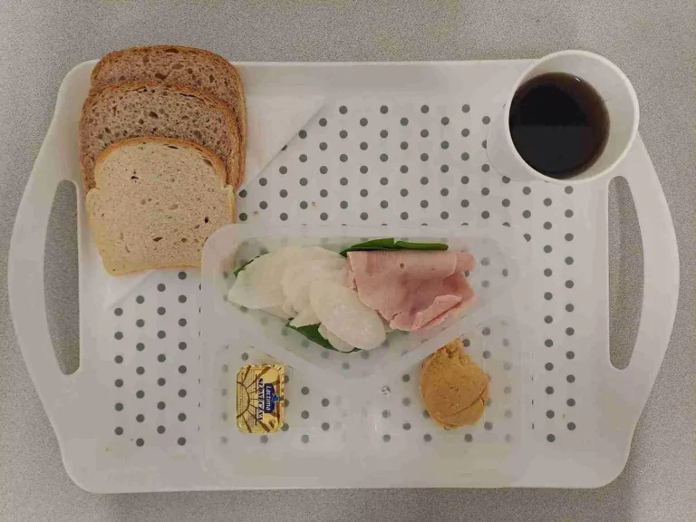 Śniadanie: dieta podstawowa

herbata czarna b/c -250ml, chleb graham - 70g (gluten, sezam), chleb pszenny – 30 (gluten), 
margaryna 60% tł -10g, wędlina z kurczaka 30 g (soja), hummus 50 g (sezam), szpinak liście 10 g, rzodkiew biała 80 g
