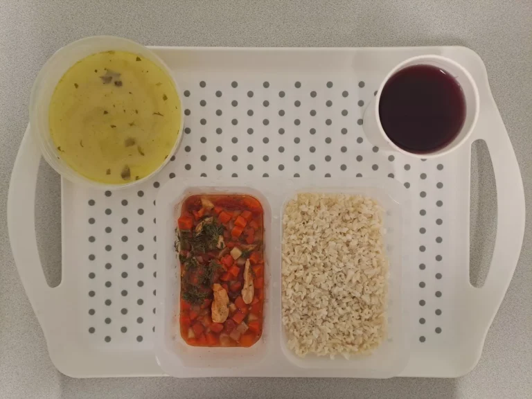 Obiad, dieta podstawowa: kompot owocowy b/c 250ml, zupa ogórkowa z ziemniakami 400 ml (mleko, seler), leczo z mięsem drobiowym 200 g, ryż na sypko brązowy 200 g Obiad, dieta podstawowa: kompot owocowy b/c 250ml, zupa ogórkowa z ziemniakami 400 ml (mleko, seler), leczo z mięsem drobiowym 200 g, ryż na sypko brązowy 200 g