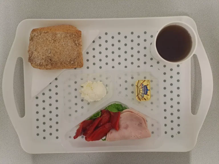 Śniadanie, dieta z ograniczeniem łatwo przyswajalnych węglowodanów: herbata czarna b/c -250ml, bułka graham-100g (gluten), margaryna 60% tł. 10 g, wędlina z indyka 60 g (soja), serek kanapkowy 20 g (mleko), mix sałat 10 g, papryka konserwowa 80 g Śniadanie, dieta z ograniczeniem łatwo przyswajalnych węglowodanów: herbata czarna b/c -250ml, bułka graham-100g (gluten), margaryna 60% tł. 10 g, wędlina z indyka 60 g (soja), serek kanapkowy 20 g (mleko), mix sałat 10 g, papryka konserwowa 80 g