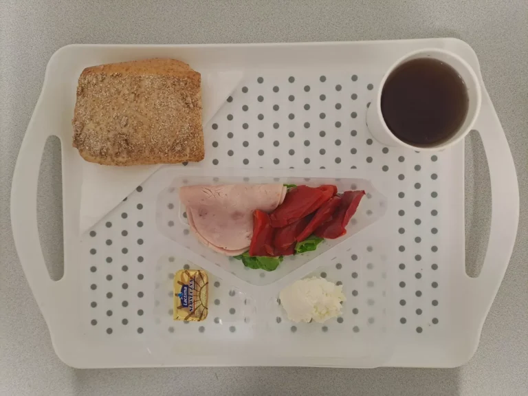 Śniadanie, dieta podstawowa: herbata czarna b/c -250ml, bułka graham-100g (gluten), margaryna 60% tł. 10 g, wędlina z indyka 60 g (soja), serek kanapkowy 20 g (mleko), mix sałat 10 g, papryka konserwowa 80 g Śniadanie, dieta podstawowa: herbata czarna b/c -250ml, bułka graham-100g (gluten), margaryna 60% tł. 10 g, wędlina z indyka 60 g (soja), serek kanapkowy 20 g (mleko), mix sałat 10 g, papryka konserwowa 80 g