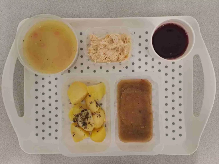 Obiad, dieta z ograniczeniem łatwo przyswajalnych węglowodanów: kompot owocowy b/c 250ml, krupnik jęczmienny z warzywami 400ml (mleko, seler, gluten), sztuka mięsa z szynki wieprzowej, pieczone 80 g, sos kminkowy 50 g (gluten, mleko), ziemniaki gotowane z koperkiem 200 g, surówka z selera i jabłka 150 g Obiad, dieta z ograniczeniem łatwo przyswajalnych węglowodanów: kompot owocowy b/c 250ml, krupnik jęczmienny z warzywami 400ml (mleko, seler, gluten), sztuka mięsa z szynki wieprzowej, pieczone 80 g, sos kminkowy 50 g (gluten, mleko), ziemniaki gotowane z koperkiem 200 g, surówka z selera i jabłka 150 g