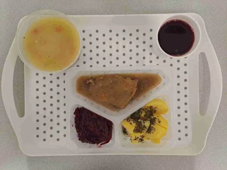 Obiad, dieta podstawowa: kompot owocowy b/c 250ml, krupnik jęczmienny z warzywami 400ml (mleko, seler, gluten), sztuka mięsa z szynki wieprzowej, pieczone 80 g, sos kminkowy 50 g (gluten, mleko), ziemniaki gotowane z koperkiem 200 g, buraczki zasmażane 150 g Obiad, dieta podstawowa: kompot owocowy b/c 250ml, krupnik jęczmienny z warzywami 400ml (mleko, seler, gluten), sztuka mięsa z szynki wieprzowej, pieczone 80 g, sos kminkowy 50 g (gluten, mleko), ziemniaki gotowane z koperkiem 200 g, buraczki zasmażane 150 g