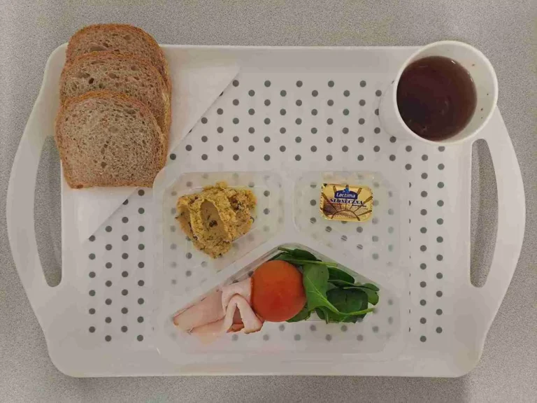 Śniadanie, dieta z ograniczeniem łatwo przyswajalnych węglowodanów: herbata czarna b/c -250ml, chleb graham - 100g (gluten, sezam), margaryna 60% tł -10g, pasta z ciecierzycy z drobno krojonym ogórkiem kiszonym i koperkiem 50 g, polędwica sopocka 30 g (soja), szpinak liście 10 g, pomidor 80 g Śniadanie, dieta z ograniczeniem łatwo przyswajalnych węglowodanów: herbata czarna b/c -250ml, chleb graham - 100g (gluten, sezam), margaryna 60% tł -10g, pasta z ciecierzycy z drobno krojonym ogórkiem kiszonym i koperkiem 50 g, polędwica sopocka 30 g (soja), szpinak liście 10 g, pomidor 80 g