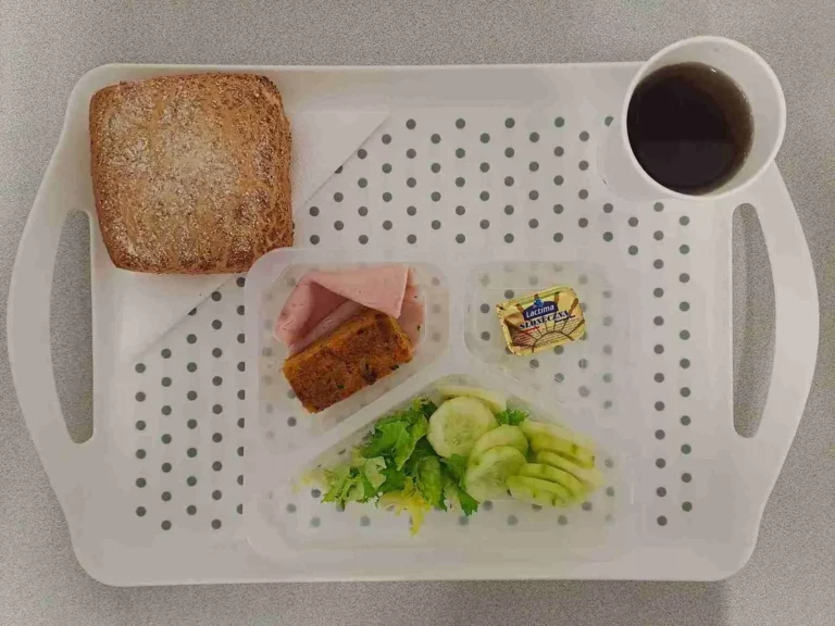 Śniadanie: dieta z ograniczeniem łatwoprzyswajalnych węglowodanów

herbata czarna b/c -250ml, bułka graham-100g (gluten), margaryna 60% tł -10g, pasztet z cukinii i marchewki 50 g (gluten), wędlina z indyka 30 g (soja), mix sałat 10 g, ogórek świeży b/s 80 g