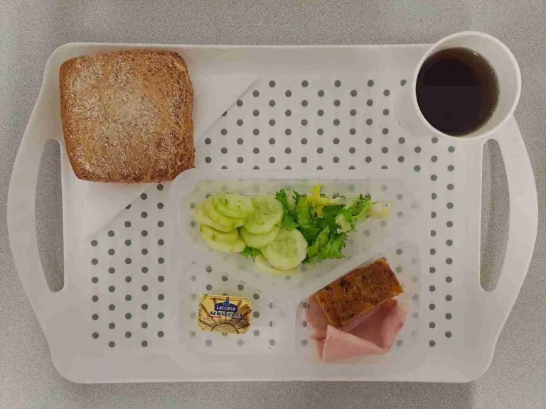 Śniadanie: dieta podstawowa

herbata czarna b/c -250ml, bułka graham-100g (gluten), margaryna 60% tł -10g, pasztet z cukinii i marchewki 50 g (gluten), wędlina z indyka 30 g (soja), mix sałat 10 g, ogórek świeży b/s 80 g