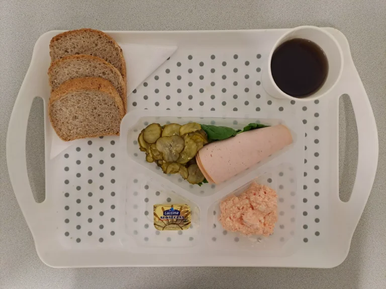 Śniadanie, dieta z ograniczeniem łatwo przyswajalnych węglowodanów: herbata czarna b/c  - 250ml, chleb graham - 70g (sezam, gluten), chleb pszenny- 30g (gluten), margaryna 60 % tł. 10 g, szynka z indyka 40g (soja), pasta z twarogu i papryki 40 g (mleko), szpinak liście 10 g, ogórek konserwowy 80 g (gorczyca)