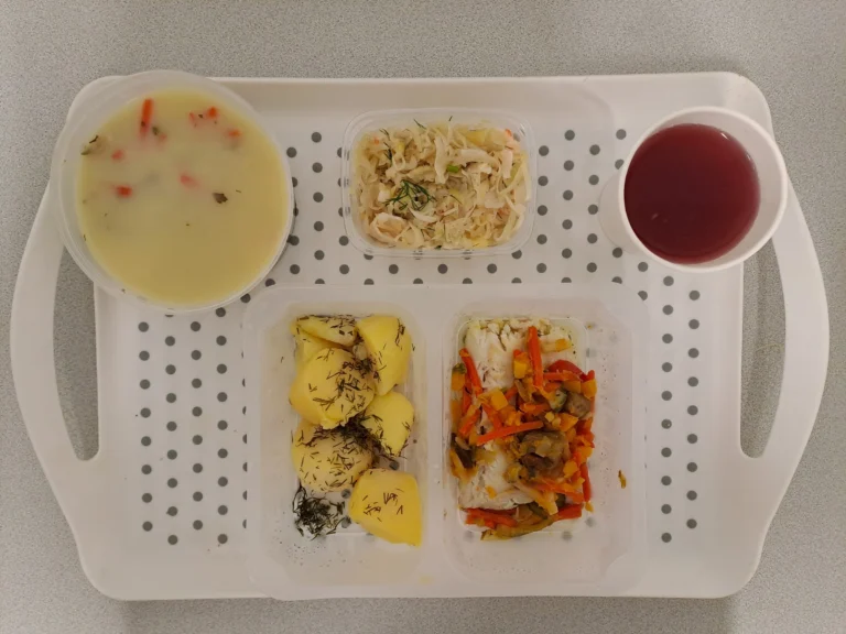 Obiad, dieta podstawowa: kompot owocowy b/c 250 ml, zupa wielowarzywna z kaszą pęczak 400 ml (gluten, seler), morszczuk pieczony w warzywach 100 g (ryba, seler), ziemniaki gotowane z kop.- 200g, surówka z kapusty kiszonej i marchewki 150 g Obiad, dieta podstawowa: kompot owocowy b/c 250 ml, zupa wielowarzywna z kaszą pęczak 400 ml (gluten, seler), morszczuk pieczony w warzywach 100 g (ryba, seler), ziemniaki gotowane z kop.- 200g, surówka z kapusty kiszonej i marchewki 150 g