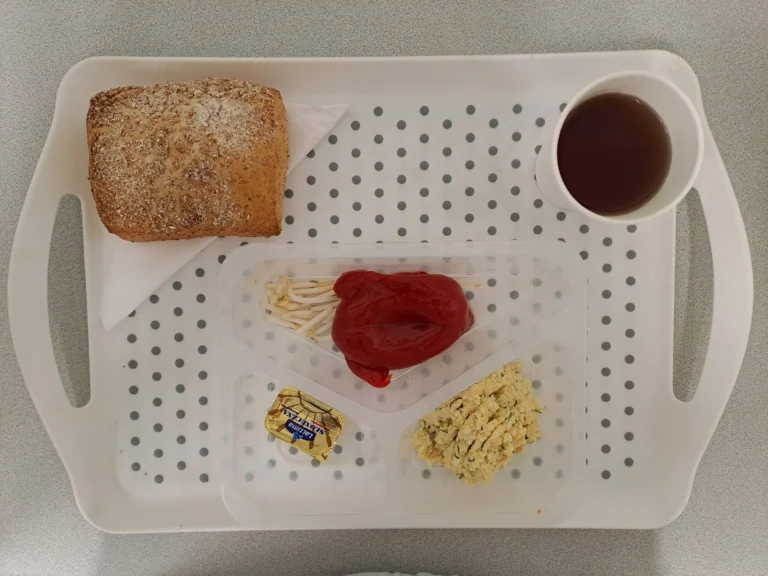 Śniadanie, dieta z ograniczeniem łatwo przyswajalnych węglowodanów: herbata czarna b/c-250ml, bułka graham-100g (gluten), margaryna 60% tł -10g, pasta jajeczna z koperkiem 80g (jaja, mleko), papryka konserwowa 80 g, kiełki fasoli mung 10 g Śniadanie, dieta z ograniczeniem łatwo przyswajalnych węglowodanów: herbata czarna b/c-250ml, bułka graham-100g (gluten), margaryna 60% tł -10g, pasta jajeczna z koperkiem 80g (jaja, mleko), papryka konserwowa 80 g, kiełki fasoli mung 10 g