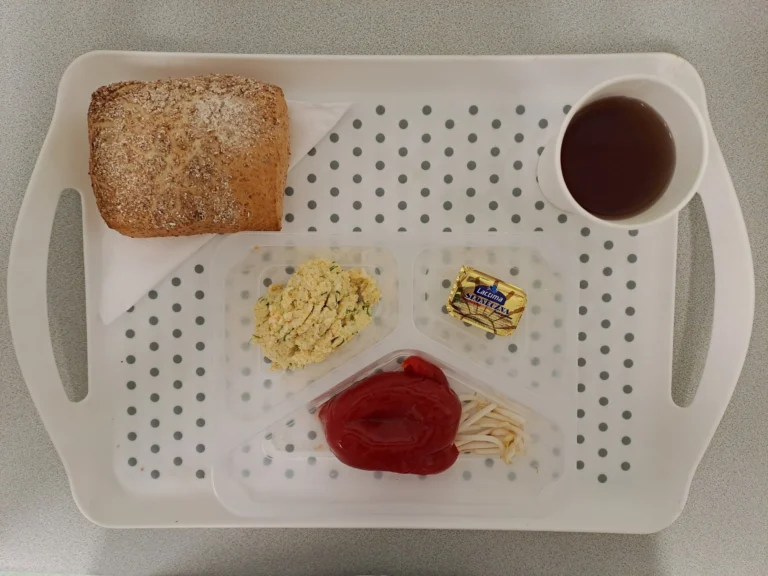 Śniadanie, dieta podstawowa: herbata czarna b/c-250ml, bułka graham-100g (gluten), margaryna 60% tł -10g, pasta jajeczna z koperkiem 80g (jaja, mleko), papryka konserwowa 80 g, kiełki fasoli mung 10 g Śniadanie, dieta podstawowa: herbata czarna b/c-250ml, bułka graham-100g (gluten), margaryna 60% tł -10g, pasta jajeczna z koperkiem 80g (jaja, mleko), papryka konserwowa 80 g, kiełki fasoli mung 10 g