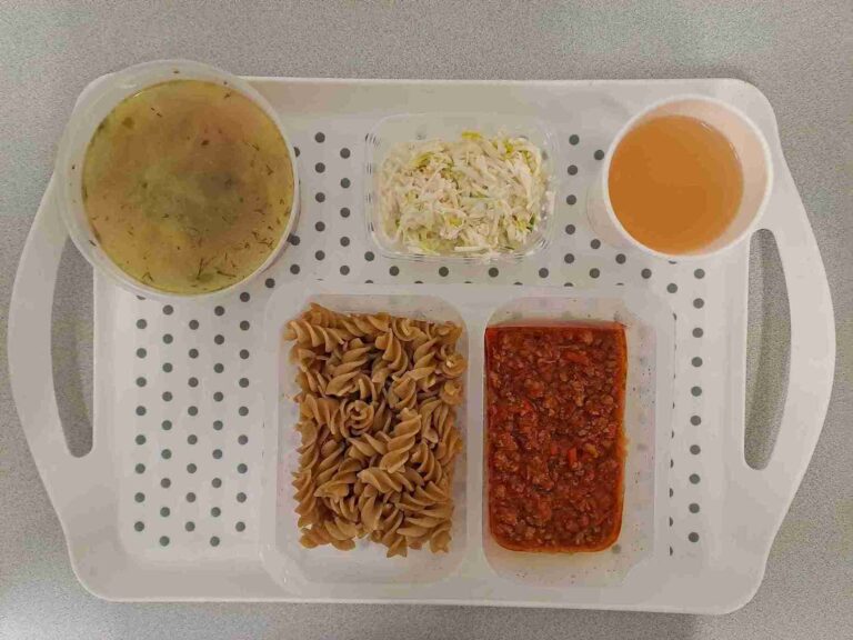 Obiad: dieta z ograniczeniem łatwoprzyswajalnych węglowodanów
kompot owocowy b/c 250ml, ogórkowa z ziemniakami 400 ml (mleko, seler), sos boloński z mięsem dr 150 g (gluten), makaron pełnoziarnisty 200 g (jaja,gluten), surówka z selera i pora 150 g (seler,mleko) Obiad: dieta z ograniczeniem łatwoprzyswajalnych węglowodanów
kompot owocowy b/c 250ml, ogórkowa z ziemniakami 400 ml (mleko, seler), sos boloński z mięsem dr 150 g (gluten), makaron pełnoziarnisty 200 g (jaja,gluten), surówka z selera i pora 150 g (seler,mleko)