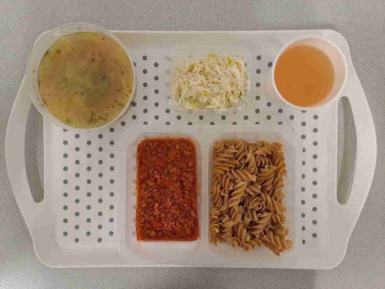 Obiad: dieta podstawowa
kompot owocowy b/c 250ml, ogórkowa z ziemniakami 400 ml (mleko, seler), sos boloński z mięsem dr 150 g (gluten), makaron pełnoziarnisty 200 g (jaja,gluten), surówka z selera i pora 150 g (seler,mleko) Obiad: dieta podstawowa
kompot owocowy b/c 250ml, ogórkowa z ziemniakami 400 ml (mleko, seler), sos boloński z mięsem dr 150 g (gluten), makaron pełnoziarnisty 200 g (jaja,gluten), surówka z selera i pora 150 g (seler,mleko)