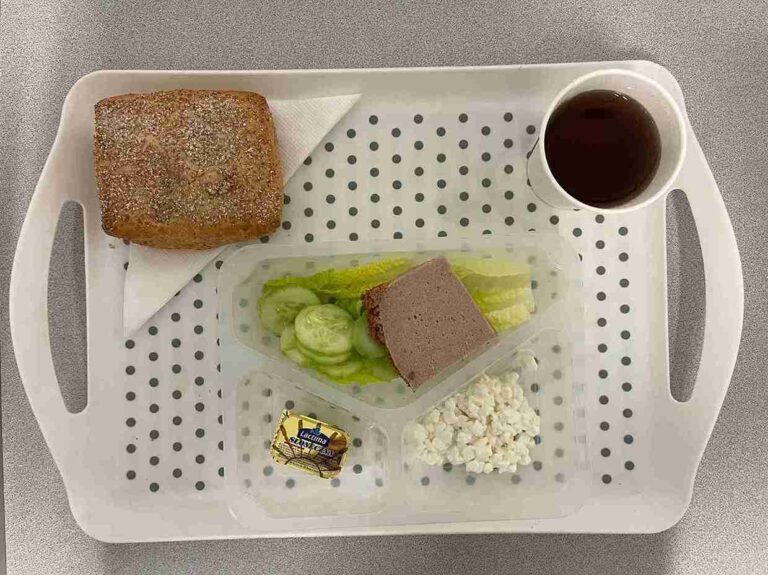 Śniadanie: dieta podstawowa
herbata czarna b/c -250ml, bułka graham-100g (gluten), margaryna 60% tł 10 g, pasztet drobiowy 40 g (jaja, gluten, seler), serek wiejski 40 g (mleko), sałata rzymska 20 g, górek świeży b/s 80 g Śniadanie: dieta podstawowa
herbata czarna b/c -250ml, bułka graham-100g (gluten), margaryna 60% tł 10 g, pasztet drobiowy 40 g (jaja, gluten, seler), serek wiejski 40 g (mleko), sałata rzymska 20 g, górek świeży b/s 80 g