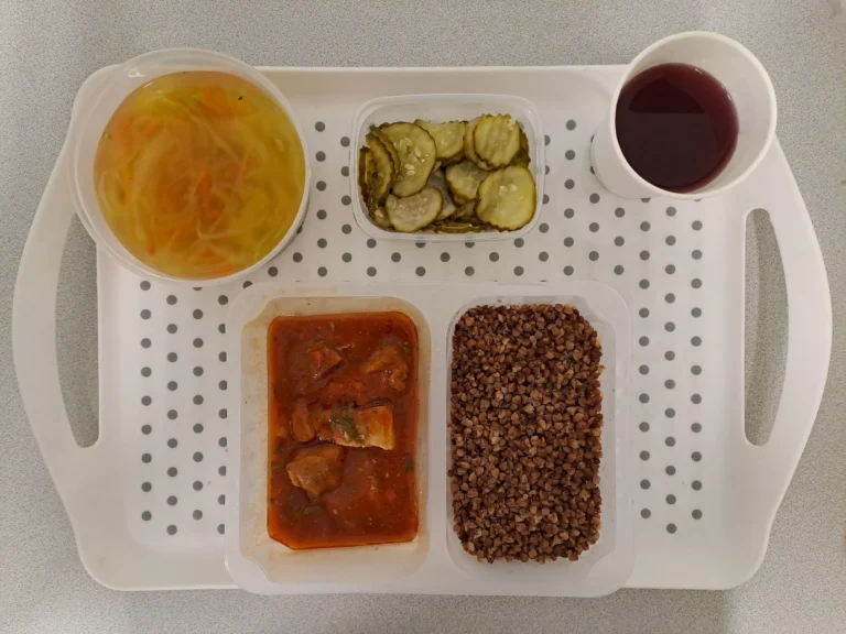 Obiad, dieta z ograniczeniem łatwoprzyswajalnych węglowodanów: kompot owocowy b/c 250ml, kapuśniak z kapusty kiszonej z ziemniakami 400ml (seler), gulasz wieprzowy 150 g (gluten), kasza gryczana 200 g (gluten), sałatka szwedzka 150 g Obiad, dieta z ograniczeniem łatwoprzyswajalnych węglowodanów: kompot owocowy b/c 250ml, kapuśniak z kapusty kiszonej z ziemniakami 400ml (seler), gulasz wieprzowy 150 g (gluten), kasza gryczana 200 g (gluten), sałatka szwedzka 150 g