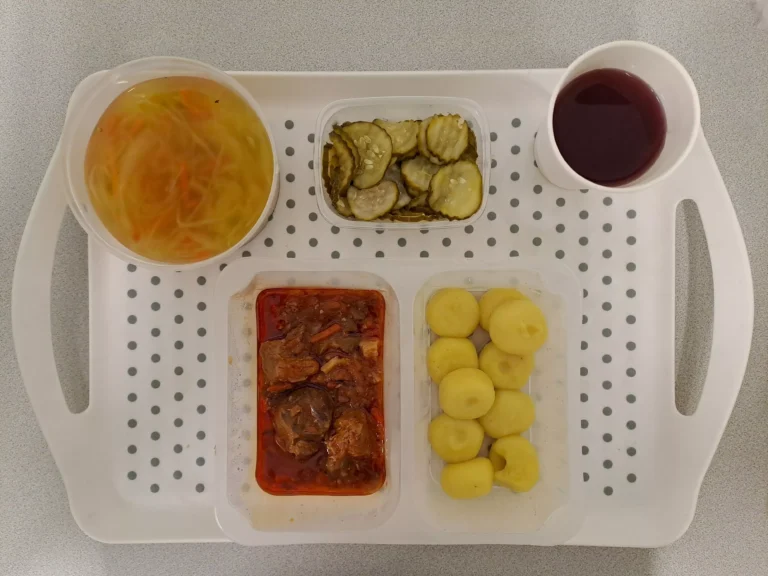 Obiad, dieta podstawowa: kompot owocowy b/c 250ml, kapuśniak z kapusty kiszonej z ziemniakami 400ml (seler), gulasz wieprzowy 150 g (gluten), kluski śląskie 200 g (gluten), sałatka szwedzka 150 g
Obiad, dieta podstawowa: kompot owocowy b/c 250ml, kapuśniak z kapusty kiszonej z ziemniakami 400ml (seler), gulasz wieprzowy 150 g (gluten), kluski śląskie 200 g (gluten), sałatka szwedzka 150 g