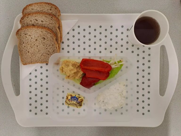 Śniadanie, dieta z ograniczeniem łatwoprzyswajalnych węglowodanów: herbata czarna b/c -250ml, chleb graham - 100g (gluten, sezam), margaryna 60% tł -10g, serek kanapkowy z ziołami 50g (mleko), hummus 40 g (sezam), kiełki fasoli mung 10 g, papryka konserwowa 80g Śniadanie, dieta z ograniczeniem łatwoprzyswajalnych węglowodanów: herbata czarna b/c -250ml, chleb graham - 100g (gluten, sezam), margaryna 60% tł -10g, serek kanapkowy z ziołami 50g (mleko), hummus 40 g (sezam), kiełki fasoli mung 10 g, papryka konserwowa 80g