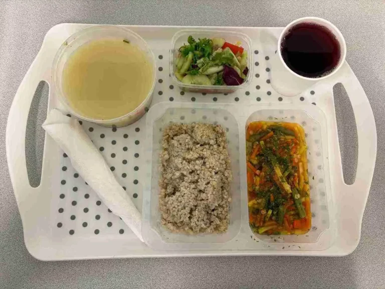 Obiad, dieta podstawowa: kompot owocowy b/c, 250 ml, kalafiorowa z ziemniakami 400 ml (seler, mleko), curry warzywne z soczewicą 150 g (seler, gluten), kasza jęczmienna 200 g (gluten), mix warzyw w sosie vinegret 150 g (gorczyca) Obiad, dieta podstawowa: kompot owocowy b/c, 250 ml, kalafiorowa z ziemniakami 400 ml (seler, mleko), curry warzywne z soczewicą 150 g (seler, gluten), kasza jęczmienna 200 g (gluten), mix warzyw w sosie vinegret 150 g (gorczyca)