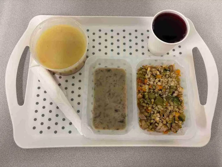 Obiad, dieta z ograniczeniem łatwo przyswajalnych węglowodanów: kompot owocowy b/c, 250 ml, selerowa z ziemniakami, 400 ml (seler, mleko), kaszotto jęczmienne z kurczakiem i warzywami (cukinia, dynia, brokuł), 350 g (gluten), sos pieczarkowy, 50 ml (gluten, mleko) Obiad, dieta z ograniczeniem łatwo przyswajalnych węglowodanów: kompot owocowy b/c, 250 ml, selerowa z ziemniakami, 400 ml (seler, mleko), kaszotto jęczmienne z kurczakiem i warzywami (cukinia, dynia, brokuł), 350 g (gluten), sos pieczarkowy, 50 ml (gluten, mleko)