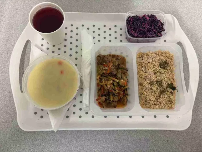 Obiad: dieta z ograniczeniem łatwoprzyswajalnych węglowodanów 

kompot owocowy b/c 250 ml, selerowa z ziemniakami 400 ml (seler, mleko), gulasz z indyka 150 g (gluten), kasza jęczmienna 200 g (gluten), colesław z czerwonej kapusty 150 g (mleko).