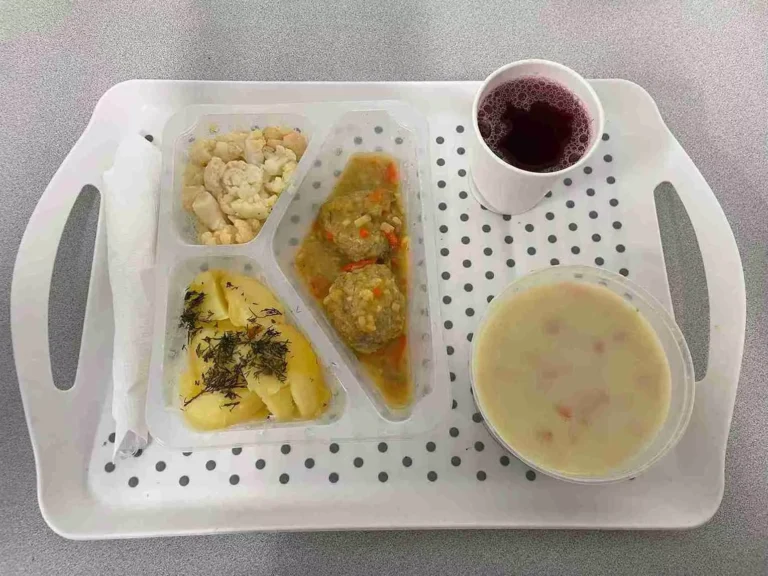 Obiad, dieta z ograniczeniem łatwo przyswajalnych węglowodanów: kompot owocowy b/c, 250 ml, koperkowa z ryżem 400 ml (seler, mleko), klopsiki drobiowe 80 g (gluten, jaja), sos jarzynowy 50 ml (mleko, gluten, seler), ziemniaki gotowane z kop. 200 g, kalafior gotowany 150 g