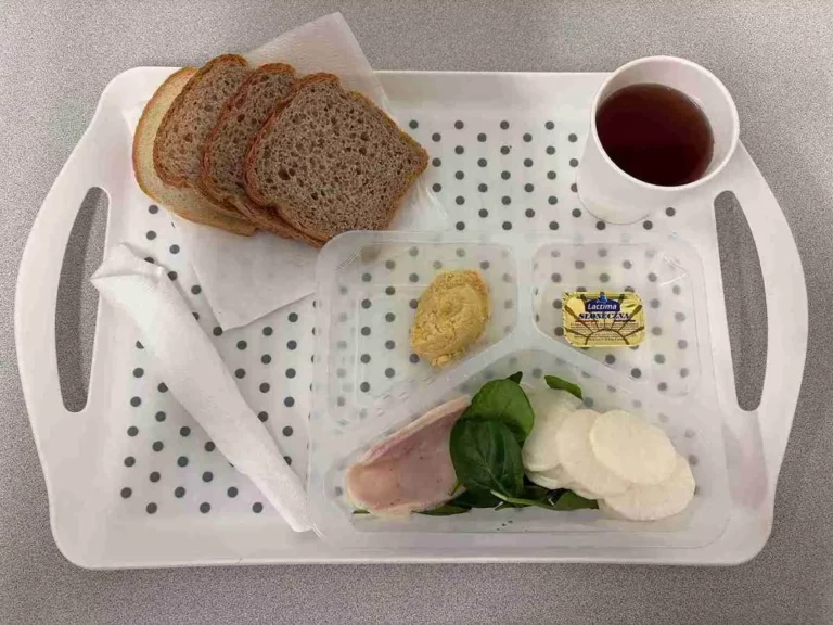 Śniadanie, dieta z ograniczeniem łatwo przyswajalnych węglowodanów: herbata czarna b/c, 250 ml, chleb graham 100 g (gluten, sezam), margaryna 60% tł. 10 g, wędlina z kurczaka 30 g (soja), hummus 50 g (sezam), szpinak liście 10 g, rzodkiew biała 80 g Śniadanie, dieta z ograniczeniem łatwo przyswajalnych węglowodanów: herbata czarna b/c, 250 ml, chleb graham 100 g (gluten, sezam), margaryna 60% tł. 10 g, wędlina z kurczaka 30 g (soja), hummus 50 g (sezam), szpinak liście 10 g, rzodkiew biała 80 g