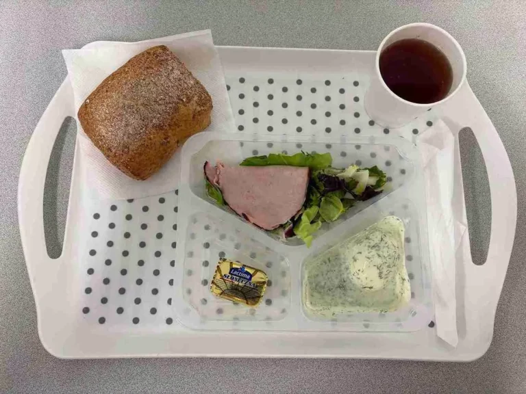 Śniadanie, dieta z ograniczeniem łatwo przyswajalnych węglowodanów: herbata czarna b/c 250 ml, bułka graham 100 g (gluten), margaryna 60% tł., 10 g, jajko gotowane, 1 szt., 50 g (jaja), sos jogurtowo-koperkowy 20 g (mleko), schab pieczony 30 g (soja), mix sałat z sosem miodowo-musztardowym 100 g Śniadanie, dieta z ograniczeniem łatwo przyswajalnych węglowodanów: herbata czarna b/c 250 ml, bułka graham 100 g (gluten), margaryna 60% tł., 10 g, jajko gotowane, 1 szt., 50 g (jaja), sos jogurtowo-koperkowy 20 g (mleko), schab pieczony 30 g (soja), mix sałat z sosem miodowo-musztardowym 100 g