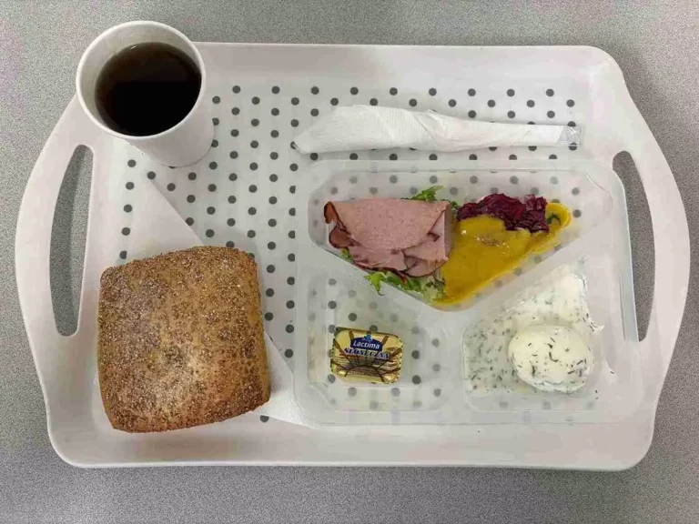 Śniadanie: dieta podstawowa

herbata czarna b/c 250 ml, bułka graham 100 g (gluten), margaryna 60% tł. 10 g, jajko gotowane 1 szt. 50 g (jaja), sos jogurtowo-koperkowy 20 g (mleko), schab pieczony 30 g (soja), mix sałat z sosem miodowo-musztardowym 100 g