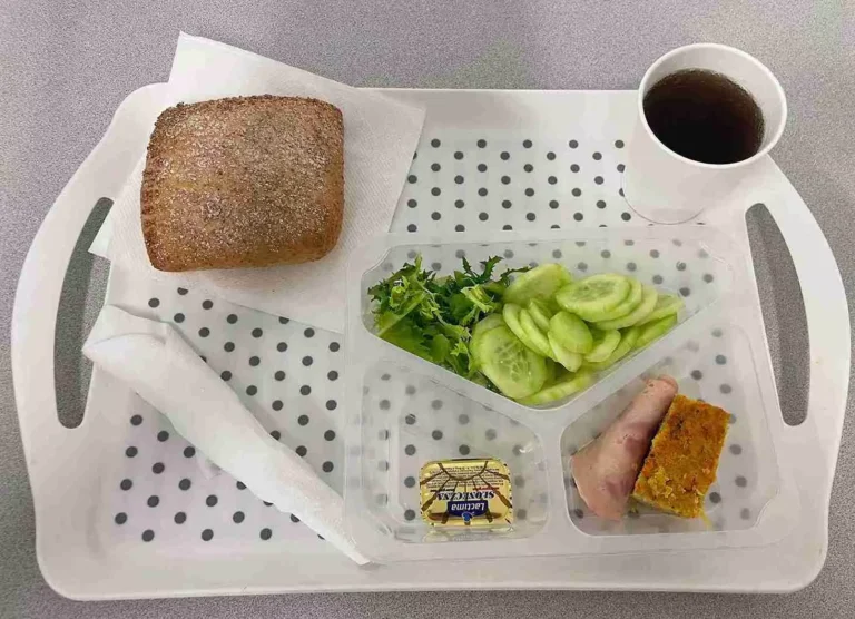 Śniadanie, dieta z ograniczeniem łatwo przyswajalnych węglowodanów: herbata czarna b/c, 250 ml, bułka graham 100 g (gluten), margaryna 60% tł. 10 g, pasztet z cukinii i marchewki 50 g (gluten), wędlina z indyka 30 g (soja), mix sałat 10 g, ogórek świeży b/s 80 g