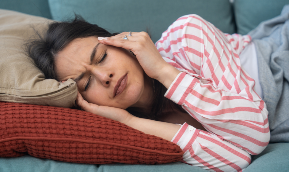 Toksyna botulinowa hamuje przewodzenie sygnałów bólowych i zmniejsza napięcie mięśni. Dzięki temu napady migreny stają się rzadsze i mniej dotkliwe Toksyna botulinowa hamuje przewodzenie sygnałów bólowych i zmniejsza napięcie mięśni. Dzięki temu napady migreny stają się rzadsze i mniej dotkliwe